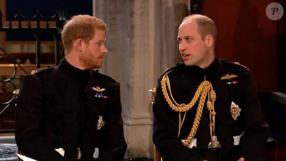 Le prince Harry avec son frère William, son témoin, lors de son mariage avec Meghan Markle le 19 mai 2018 en la chapelle St George à Windsor. Les deux frères portent leur uniforme des Blues and Royals.