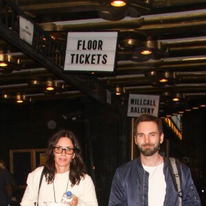 Exclusif - Courteney Cox et son compagnon Johnny McDaid sortent du concert de Snow Patrol à Los Angeles, le 25 avril 2018.