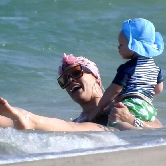 Pink profite d'une journée ensoleillée avec son mari Carey Hart et leurs enfants Willow et Jameson à Fort Lauderdale en Floride. Le 26 avril 2018