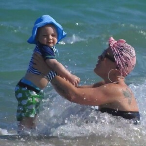Pink profite d'une journée ensoleillée avec son mari Carey Hart et leurs enfants Willow et Jameson à Fort Lauderdale en Floride. Le 26 avril 2018
