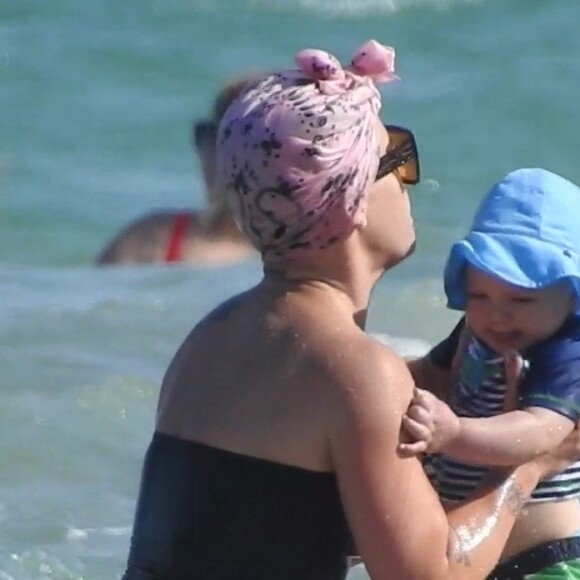 Pink profite d'une journée ensoleillée avec son mari Carey Hart et leurs enfants Willow et Jameson à Fort Lauderdale en Floride. Le 26 avril 2018