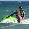 Pink et sa fille Willow font du jet-ski à Fort Lauderdale en Floride. Le 26 avril 2018