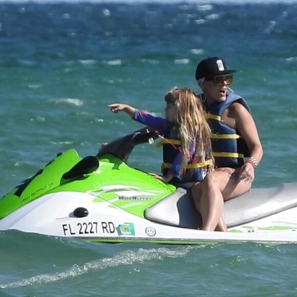 Pink et sa fille Willow font du jet-ski à Fort Lauderdale en Floride. Le 26 avril 2018