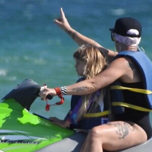 Pink profite d'une journée ensoleillée avec son mari Carey Hart et leurs enfants Willow et Jameson à Fort Lauderdale en Floride. Le 26 avril 2018