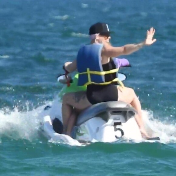 Pink profite d'une journée ensoleillée avec son mari Carey Hart et leurs enfants Willow et Jameson à Fort Lauderdale en Floride. Le 26 avril 2018
