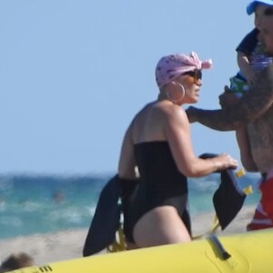Pink profite d'une journée ensoleillée avec son mari Carey Hart et leurs enfants Willow et Jameson à Fort Lauderdale en Floride. Le 26 avril 2018