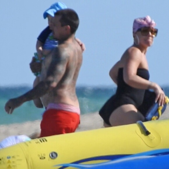 Pink profite d'une journée ensoleillée avec son mari Carey Hart et leurs enfants Willow et Jameson à Fort Lauderdale en Floride. Le 26 avril 2018