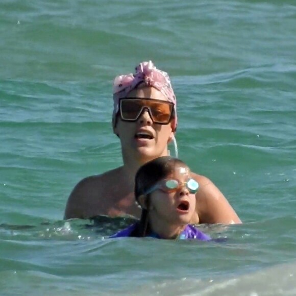 Pink profite d'une journée ensoleillée avec son mari Carey Hart et leurs enfants Willow et Jameson à Fort Lauderdale en Floride. Le 26 avril 2018