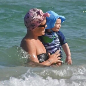 Pink profite d'une journée ensoleillée avec son fils Jameson à Fort Lauderdale en Floride. Le 26 avril 2018