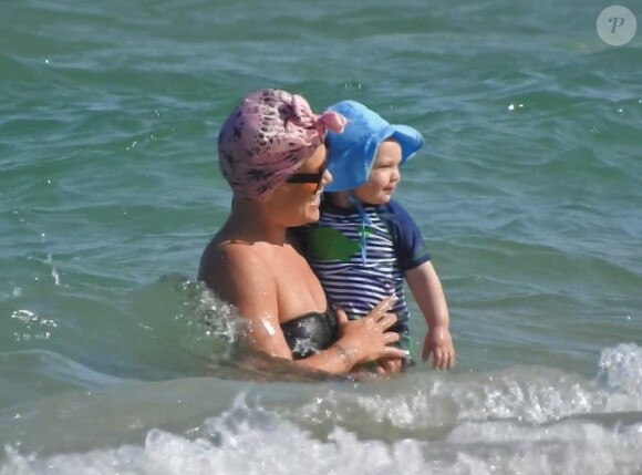 Pink profite d'une journée ensoleillée avec son fils Jameson à Fort Lauderdale en Floride. Le 26 avril 2018