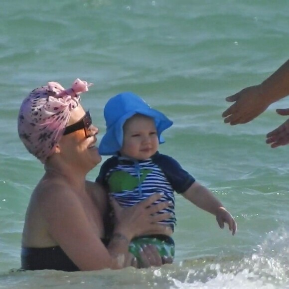 Pink profite d'une journée ensoleillée avec son mari Carey Hart et leurs enfants Willow et Jameson à Fort Lauderdale en Floride. Le 26 avril 2018