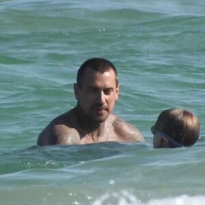Pink profite d'une journée ensoleillée avec son mari Carey Hart et leurs enfants Willow et Jameson à Fort Lauderdale en Floride. Le 26 avril 2018