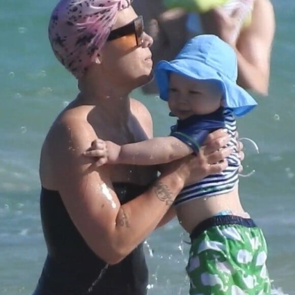 Pink profite d'une journée ensoleillée avec son mari Carey Hart et leurs enfants Willow et Jameson à Fort Lauderdale en Floride. Le 26 avril 2018