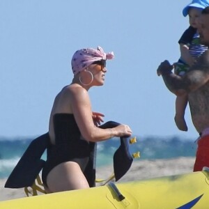 Pink profite d'une journée ensoleillée avec son mari Carey Hart et leurs enfants Willow et Jameson à Fort Lauderdale en Floride. Le 26 avril 2018