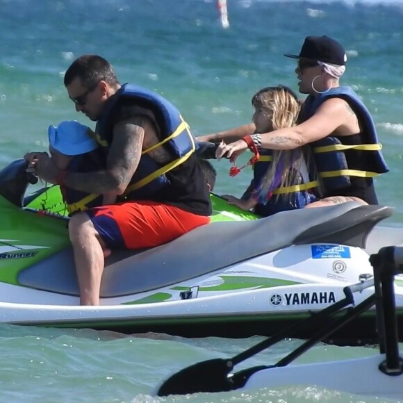 Pink profite d'une journée ensoleillée avec son mari Carey Hart et leurs enfants Willow et Jameson à Fort Lauderdale en Floride. Le 26 avril 2018