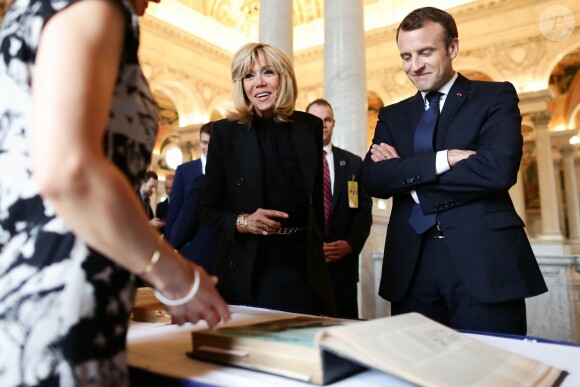 Brigitte et Emmanuel Macron visitent la librairie du Congrès à Washington aux Etats Unis, le 25 avril 2018. © Stéphane Lemouton/Bestimage