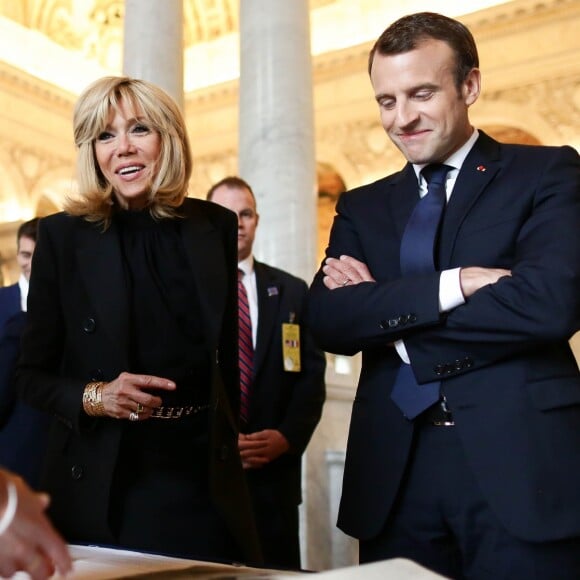 Brigitte et Emmanuel Macron visitent la librairie du Congrès à Washington aux Etats Unis, le 25 avril 2018. © Stéphane Lemouton/Bestimage