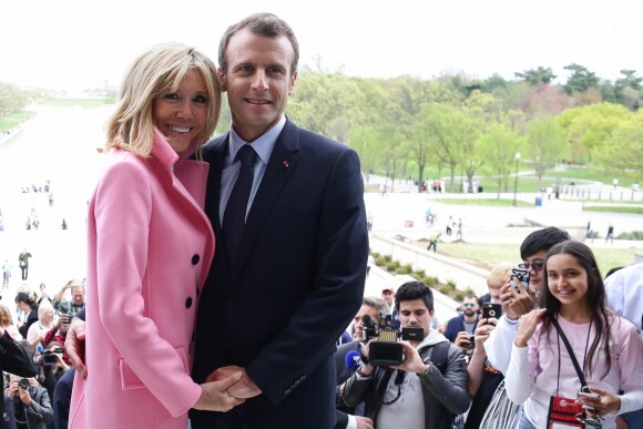 Brigitte et Emmanuel Macron visitent le Mémorial de Lincoln à Washington, le 23 avril 2018. © Stéphane Lemouton/Bestimage