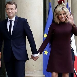 Brigitte et Emmanuel Macron raccompagnent l'ex-Premier ministre libanais Saad Hariri accompagné de sa femme Lara et de son fils Hussam, après leur entretien et leur déjeuner dans le "Salon des Portraits" au Palais de l'Elysée. Paris, le 18 novembre 2017. © Stéphane Lemouton/Bestimage