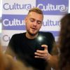 Exclusif - Jeremstar est de passage à Begles, près de Bordeaux, France, le 14 octobre 2017, afin de rencontrer son public et dédicacer ses livres "Ma biographie officielle" et "Téléréalité, le manuel pour percer". © Patrick Bernard-Quentin Salinier/Bestimage