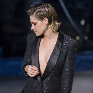 Kristen Stewart et sa petite amie Stella Maxwell réunies au défilé croisière de Chanel, au Grand Palais à Paris, ce 3 mai 2018.