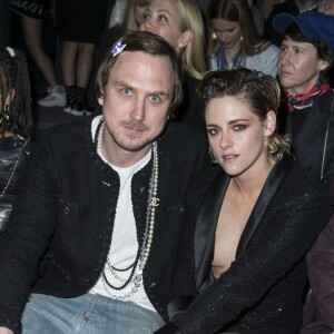 Kristen Stewart et Lars Eidinger au défilé croisière de Chanel, au Grand Palais à Paris, ce 3 mai 2018.