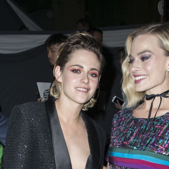Kristen Stewart et Margot Robbie réunies au défilé croisière de Chanel, au Grand Palais à Paris, ce 3 mai 2018.