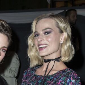 Kristen Stewart et Margot Robbie réunies au défilé croisière de Chanel, au Grand Palais à Paris, ce 3 mai 2018.