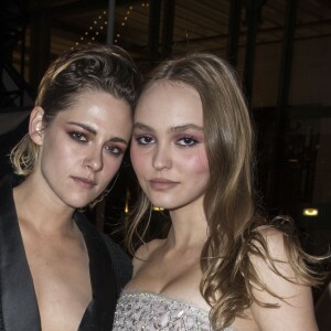 Kristen Stewart et Lily-Rose Depp au défilé croisière de Chanel, au Grand Palais à Paris, ce 3 mai 2018.