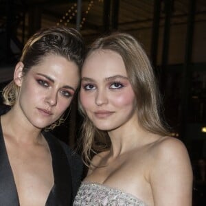 Kristen Stewart et Lily-Rose Depp au défilé croisière de Chanel, au Grand Palais à Paris, ce 3 mai 2018.