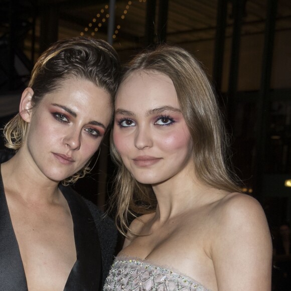 Kristen Stewart et Lily-Rose Depp au défilé croisière de Chanel, au Grand Palais à Paris, ce 3 mai 2018.