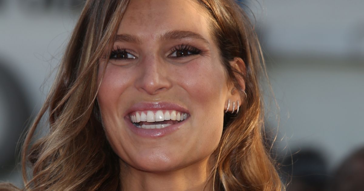 Laury Thilleman (Miss France 2011) - Tapis rouge avant la projection de