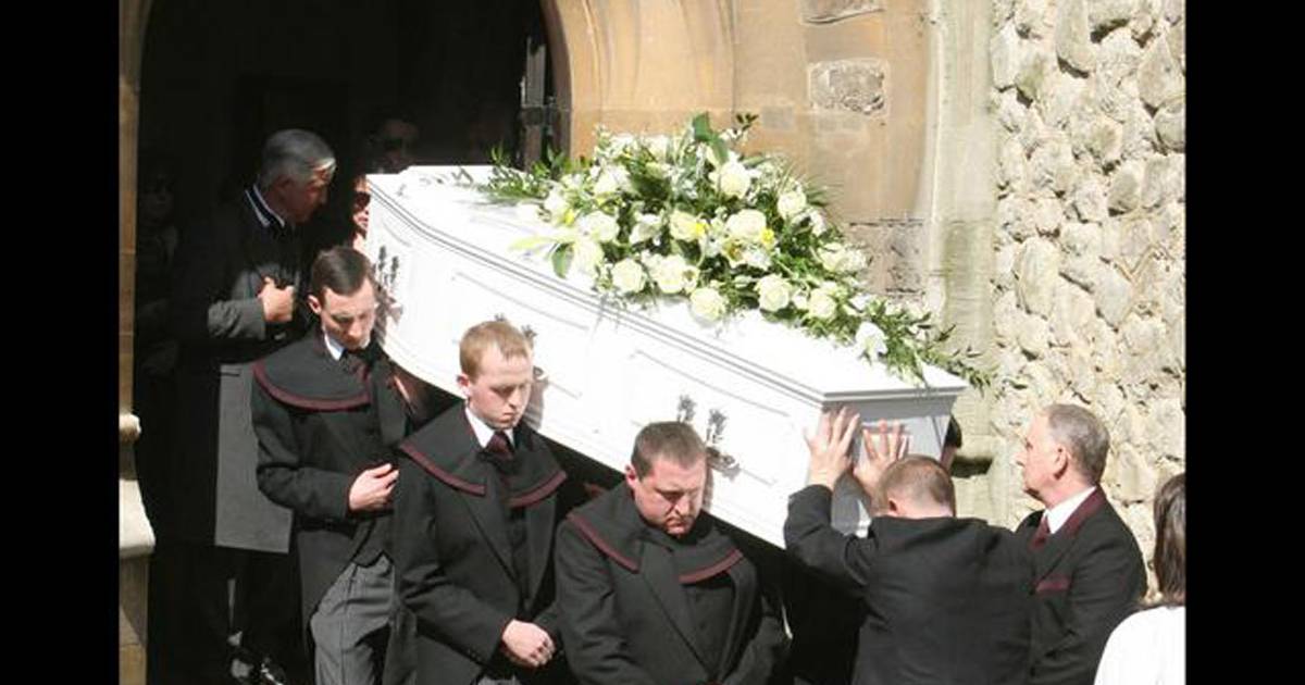 Le Cercueil Tout Blanc De Jade Goody Qui Sort De L Eglise Avant De Rejoindre Le Petit Cimetiere Purepeople