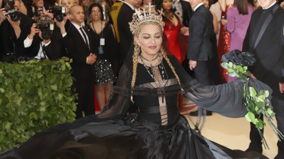 Met Gala 2018 : Madonna, sobre et divine en icône gothique... Une surprise !