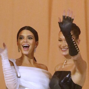 Kendall Jenner et Bella Hadid assistent au Met Gala 2018 (exposition 'Heavenly Bodies: Fashion and the Catholic Imagination') au Metropolitan Museum of Art à New York, le 7 mai 2018.