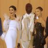Kendall Jenner et Bella Hadid assistent au Met Gala 2018 (exposition 'Heavenly Bodies: Fashion and the Catholic Imagination') au Metropolitan Museum of Art à New York, le 7 mai 2018.