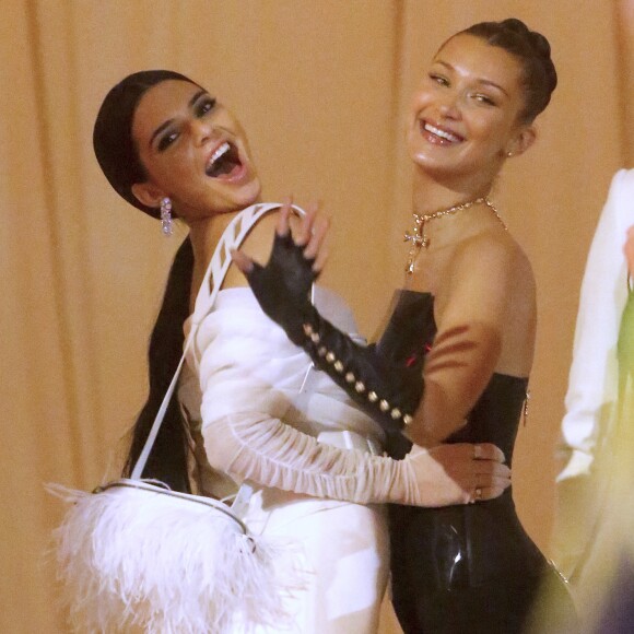 Kendall Jenner et Bella Hadid assistent au Met Gala 2018 (exposition 'Heavenly Bodies: Fashion and the Catholic Imagination') au Metropolitan Museum of Art à New York, le 7 mai 2018.