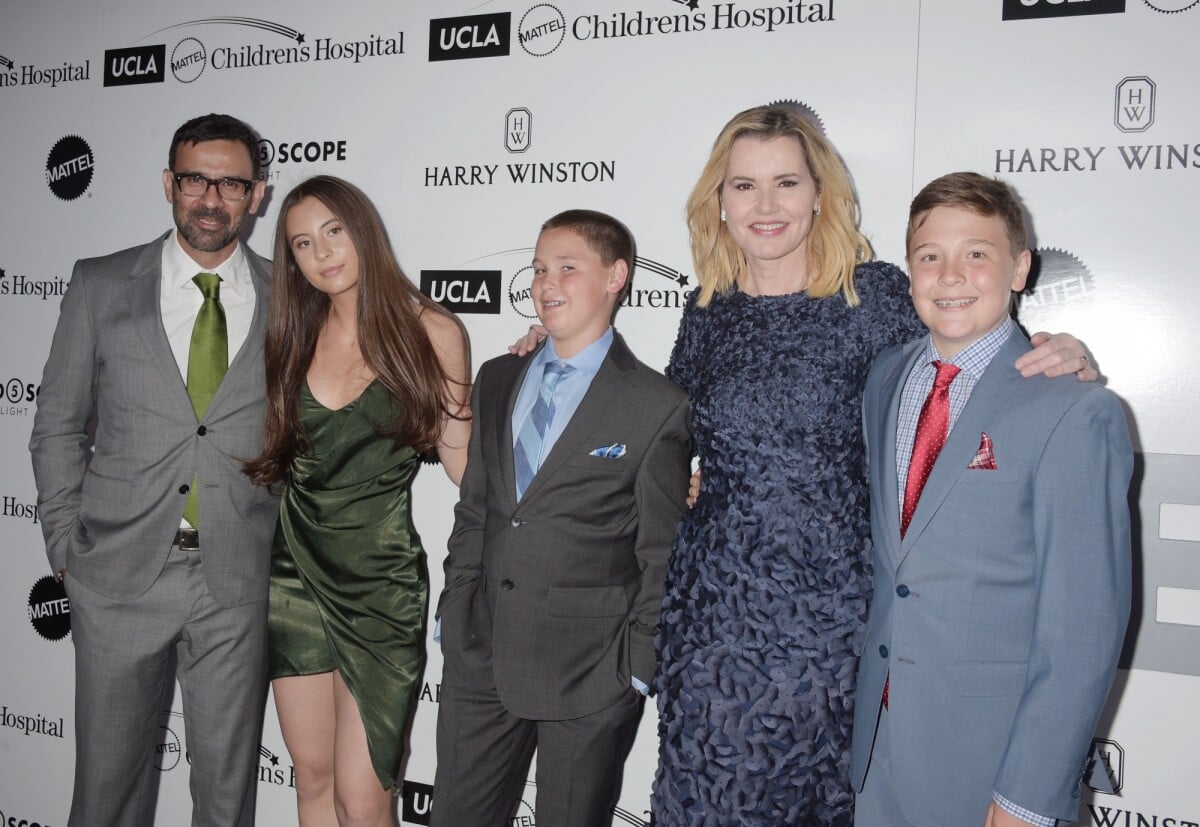 Photo Reza Jarrahy avec sa femme Geena Davis et ses enfants Kaiis