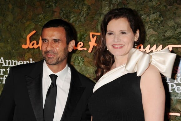 Geena Davis et son mari Reza Jarrahy - Tapis rouge de la soirée Salvatore Ferragamo à Los Angeles le 17 octobre 2013.