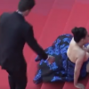 Une inconnue en robe de soirée chute sur les marches lors de la cérémonie d'ouverture du Festival de Cannes 2018.