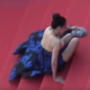 Une inconnue en robe de soirée chute sur les marches lors de la cérémonie d'ouverture du Festival de Cannes 2018.