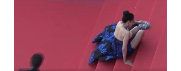 Une inconnue en robe de soirée chute sur les marches lors de la cérémonie d'ouverture du Festival de Cannes 2018.