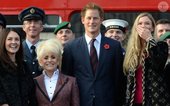 Dame Barbara Windsor au côté du prince Harry avec les partisans de la Légion britannique royale à l'occasion de la commémoration du Poppy appeal 2014 à Londres, le 30 octobre 2014.