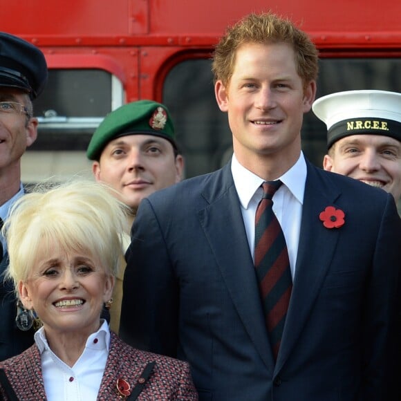 Dame Barbara Windsor au côté du prince Harry avec les partisans de la Légion britannique royale à l'occasion de la commémoration du Poppy appeal 2014 à Londres, le 30 octobre 2014.