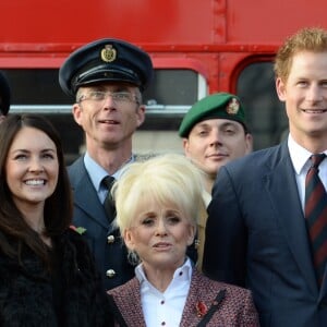 Dame Barbara Windsor au côté du prince Harry avec les partisans de la Légion britannique royale à l'occasion de la commémoration du Poppy appeal 2014 à Londres, le 30 octobre 2014.