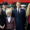 Dame Barbara Windsor au côté du prince Harry avec les partisans de la Légion britannique royale à l'occasion de la commémoration du Poppy appeal 2014 à Londres, le 30 octobre 2014.