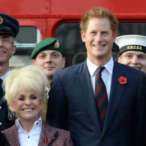 Dame Barbara Windsor au côté du prince Harry avec les partisans de la Légion britannique royale à l'occasion de la commémoration du Poppy appeal 2014 à Londres, le 30 octobre 2014.