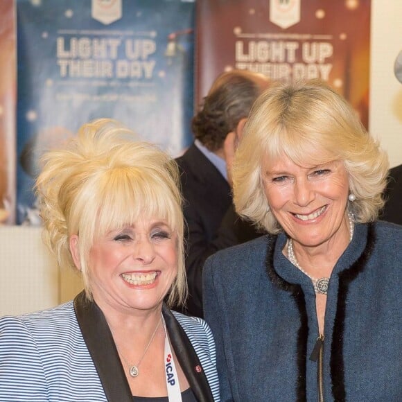 Barbara Windsor et Camilla Parker Bowles, duchesse de Cornouailles, lors de la journee de charité "ICAP fancy dress day" à Londres le 3 décembre 2013