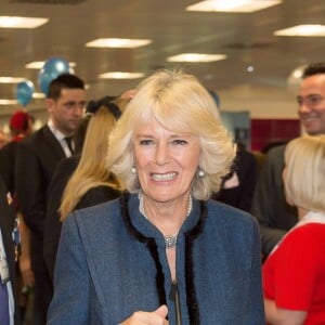 Barbara Windsor et Camilla Parker Bowles, duchesse de Cornouailles, lors de la journee de charité "ICAP fancy dress day" à Londres le 3 décembre 2013