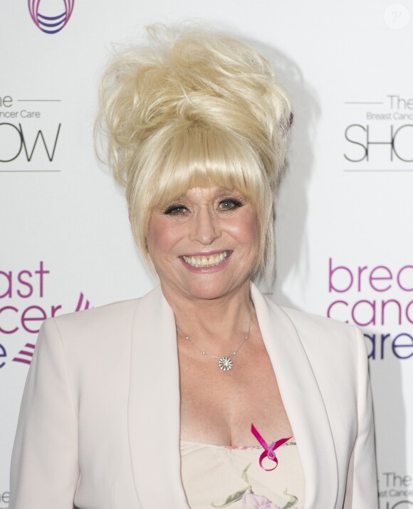 Barbara Windsor lors d'une soirée de bienfaisance de la lutte contre le cancer du sein à Londres le 3 octobre 2012.